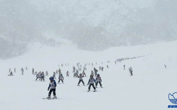 全園年長400人以上が一つになって滑るバディでしか成し遂げられない「スキーキャンプ・トレイン」