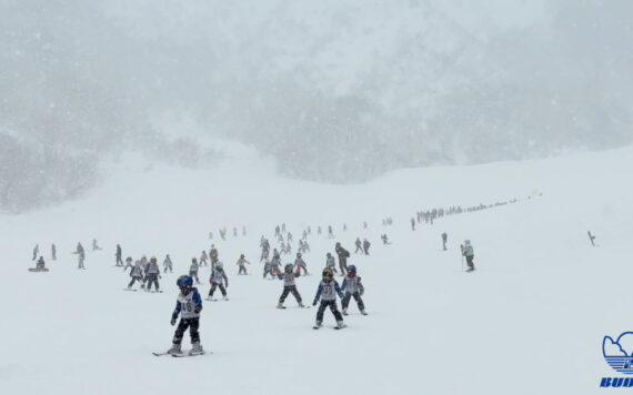 全園年長400人以上が一つになって滑るバディでしか成し遂げられない「スキーキャンプ・トレイン」